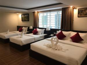 מיטה או מיטות בחדר ב-Apple Hotel Two - Near Phnom Penh Airport