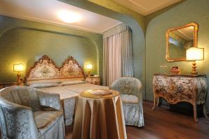 Schlafzimmer mit einem Bett, einem Tisch und Stühlen in der Unterkunft Hotel Concordia in Venedig