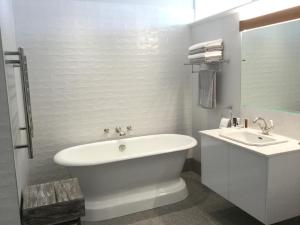 Kylpyhuone majoituspaikassa Winniston Lodge Luxury Accommodation