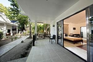 una vista exterior de una casa con puertas correderas de cristal en Cabilao Sanctuary Beach & Dive Resort, en Loon