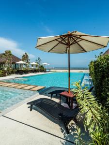 Swimming pool sa o malapit sa Triple Tree Beach Resort