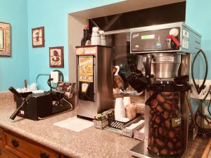 eine Küchentheke mit Kaffeemaschine und Herd in der Unterkunft The Shores Inn in Ventura