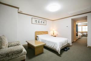 Postel nebo postele na pokoji v ubytování Busan Tourist Hotel
