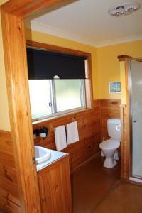 A bathroom at Clifton Beach Lodge