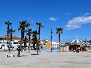 - un parking avec des palmiers et une tente dans l'établissement Coquet studio a 150m de la plage, au Barcarès
