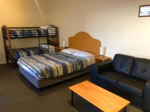 Postel nebo postele na pokoji v ubytování Sheffield Motor Inn