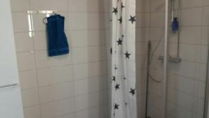 baño con ducha con estrellas en la pared en MR Apartments, en Vaasa