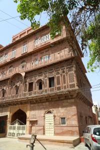 een oud gebouw met een groot houten gebouw bij Chanod Haveli in Jodhpur