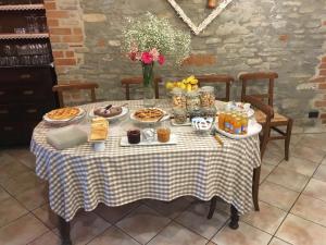 una mesa con comida y bebidas. en C' Era Una Volta en Canelli