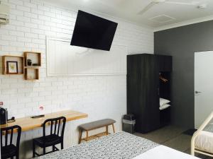 TV a/nebo společenská místnost v ubytování Gin Gin Village Motor Inn Motel QLD
