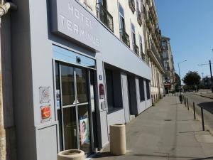 un bâtiment blanc sur le côté d'une rue dans l'établissement Hôtel Terminus, à Nantes