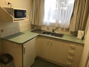 Kuchyň nebo kuchyňský kout v ubytování Sheffield Motor Inn
