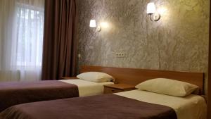 una camera d'albergo con due letti e una finestra di Hotel Four Crowns a Dmitrov