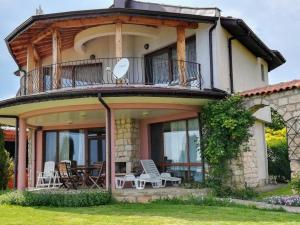 Casa con balcón, mesa y sillas en Morski Briz Houses, en Topola