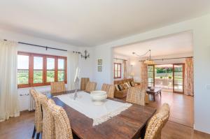a dining room with a table and chairs at Angigal in Manacor