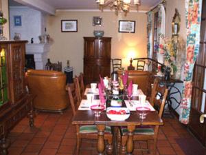 comedor con mesa de madera y sillas en Chambre d'Hôtes Quietude en Vallée de Chevreuse, en Magny-les-Hameaux