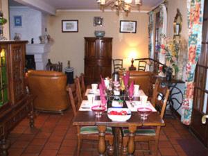 a dining room with a wooden table and chairs at Chambre d'Hôtes Quietude en Vallée de Chevreuse in Magny-les-Hameaux