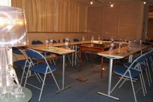 Restoran või mõni muu söögikoht majutusasutuses Hotel De Clisson Saint Brieuc