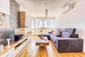 Χώρος καθιστικού στο Modern apartment with heated pool&sea view