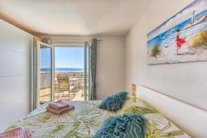 sypialnia z łóżkiem i widokiem na ocean w obiekcie Modern apartment with large pool&sea view w mieście Kaštela