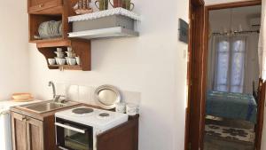 Кухня или мини-кухня в Anemos and Almyra
