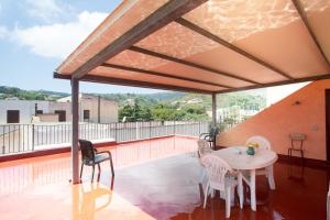 A balcony or terrace at La Bitta
