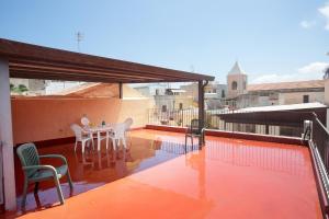 balcón con mesa y sillas y piscina en La Bitta, en Lipari
