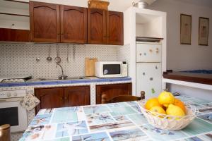 A kitchen or kitchenette at La Bitta