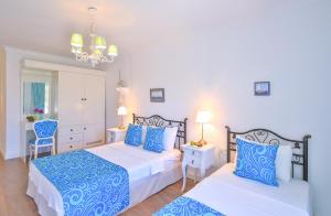 Postel nebo postele na pokoji v ubytování Alacati Sorf Hotel