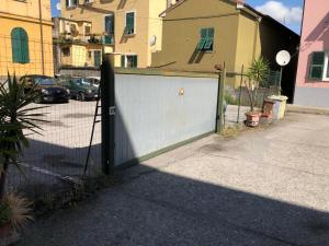 una puerta en un estacionamiento al lado de un edificio en La Darsena, en La Spezia