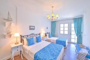 Postel nebo postele na pokoji v ubytování Alacati Sorf Hotel