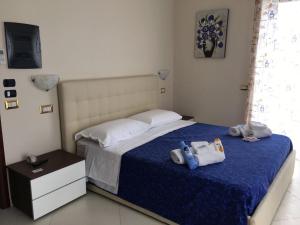 een slaapkamer met een bed met twee knuffels erop bij B&B Riviera Azzurra in Cirella