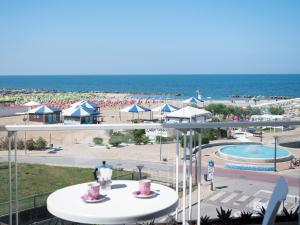 uitzicht op het strand vanaf het balkon van een resort bij SoleMare Hotel e Residence in Misano Adriatico