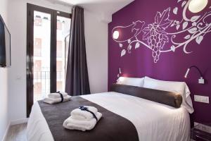 A bed or beds in a room at Habitat Apartments ADN