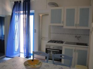 una cocina con una mesa con un tazón. en Otranto Vacanza Facile - Via San Francesco Da Paola, en Otranto