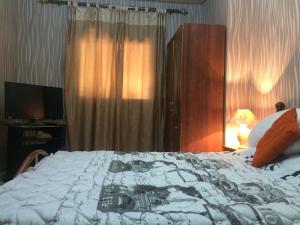 1 dormitorio con 1 cama con manta blanca y negra en Location appartement Oran Akid lotfi, en Orán