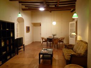 - un salon avec une table et un canapé dans l'établissement Cal Maginet, à Vilavert