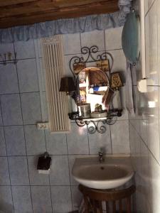 a bathroom with a sink and a mirror on the wall at Karelskaya Usadba Hotel Complex in Shuya