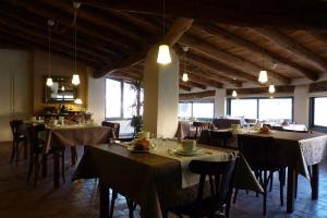 - un restaurant avec des tables et des chaises dans une salle dans l'établissement Cal Maginet, à Vilavert