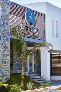 um sinal de paisagem marítima no lado de um edifício em Seascape Luxury Residences em Agia Pelagia