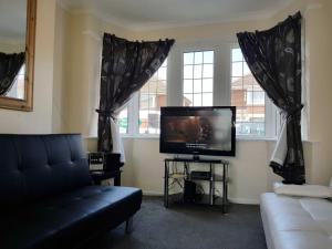 A television and/or entertainment centre at Blackpoolholidaylets Salmesbury Avenue Families And Contractors only