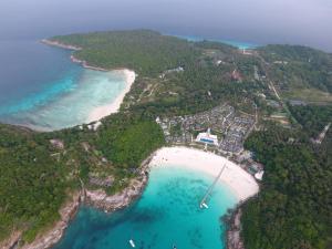 una vista aérea de la playa y del océano en The Racha en Ko Racha Yai 