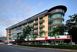 een gebouw aan de straatkant bij Paco Hotel Chebeinan Metro Guanghzou in Guangzhou