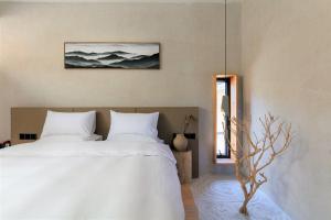 Postelja oz. postelje v sobi nastanitve Shangri-La Karesansui Hotel