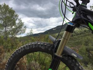 Masía La Safranera في الكوي: دراجة متوقفة على تلة مطلة على جبل