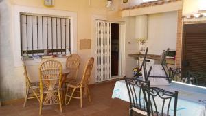 サンティアゴ・デ・ラ・リベラにあるBeach Villa Grandeの椅子とテーブル、キッチンが備わる客室です。