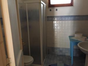 ガラトーネにあるVilla Salentinaのバスルーム(シャワー、トイレ、シンク付)