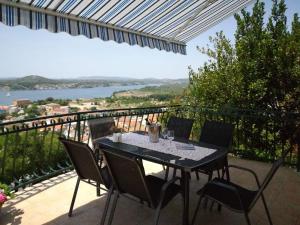 un tavolo e sedie su un balcone con vista di Apartman Betty a Šibenik