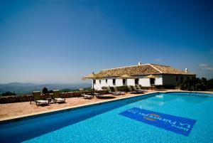 una piscina frente a una casa en Hotel Fuente del Sol, en Antequera