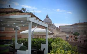 eine weiße Pergola mit Stadtblick in der Unterkunft Brunelleschi Luxury Holidays in Rom